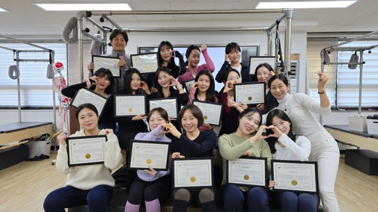 매직바디 수료식에서 교육생들이 수료증을 들고 함께 기념사진을 찍는 모습