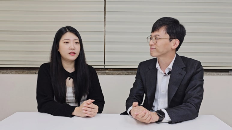 매직바디 상담 공간에서 두 사람이 책상 앞에 앉아 이야기를 나누는 모습